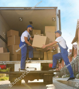 Insolvenzräumung in Hamburg ein Lkw wird mit Insolvenzgegenständen beladen.